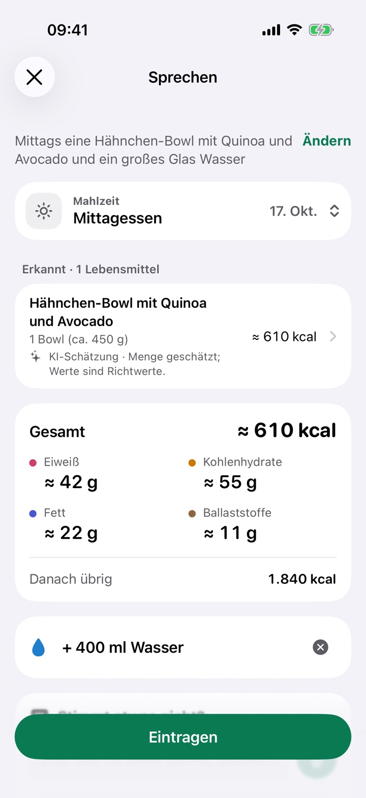 Sprach-Eintrag: Hähnchen-Bowl mit Quinoa und Avocado, etwa 610 kcal als KI-Schätzung, dazu 400 ml Wasser.